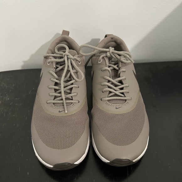 Nike Women’s 6.5 sneaker - Picture 2 of 4